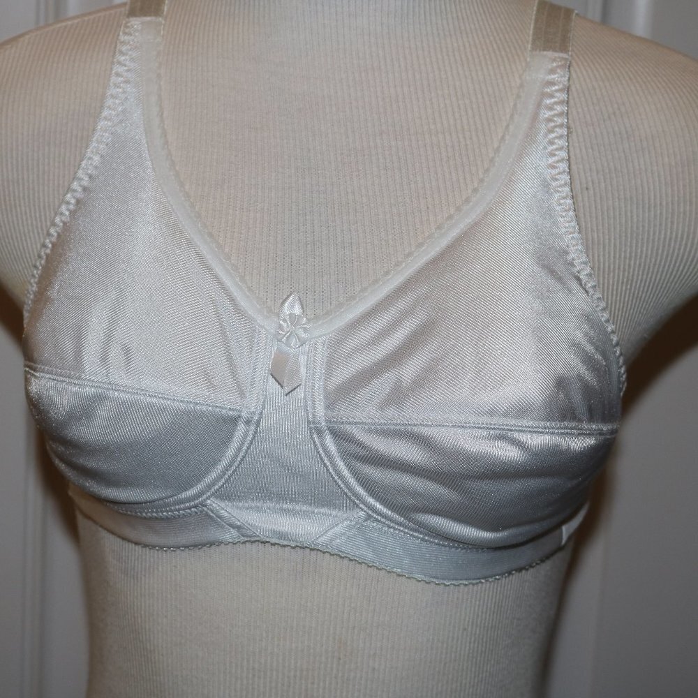 Jadee 34B bra has inserts/pockets but no pads to go with it white color